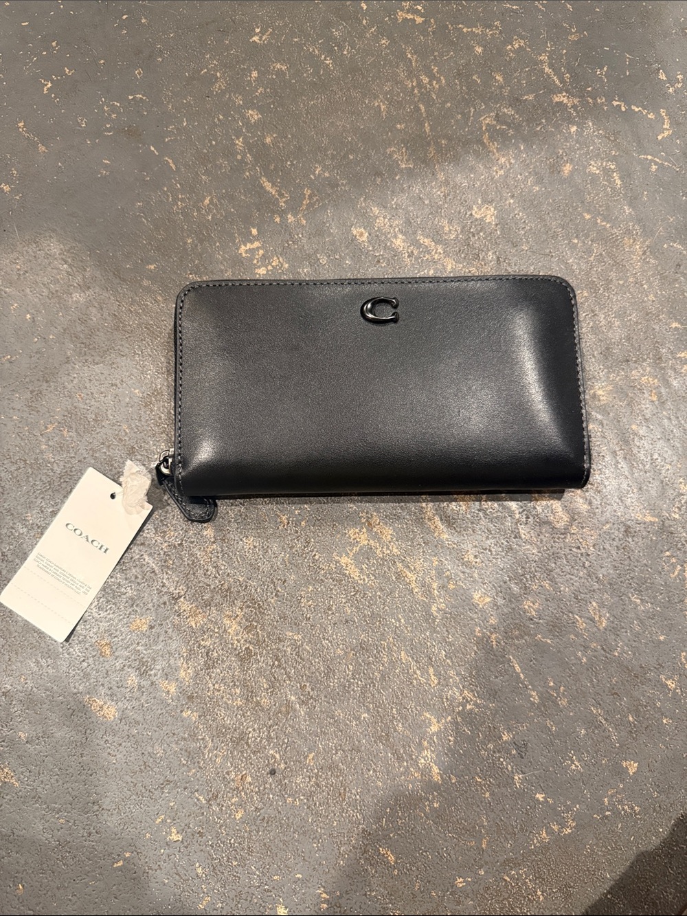 Coach Essential Slim Accordion Zip Wallet